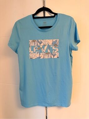 NWT Levi’s Tee 100% cotton